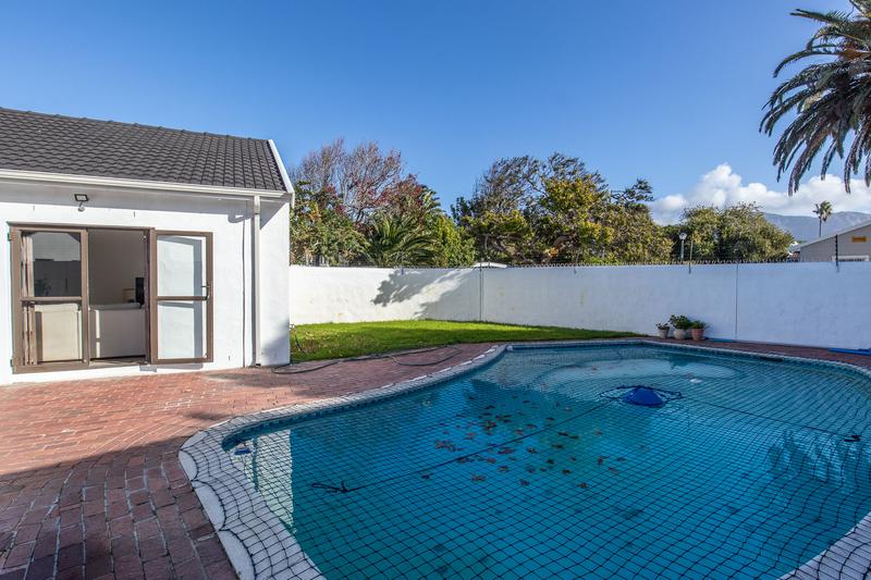 To Let 4 Bedroom Property for Rent in Constantia Western Cape